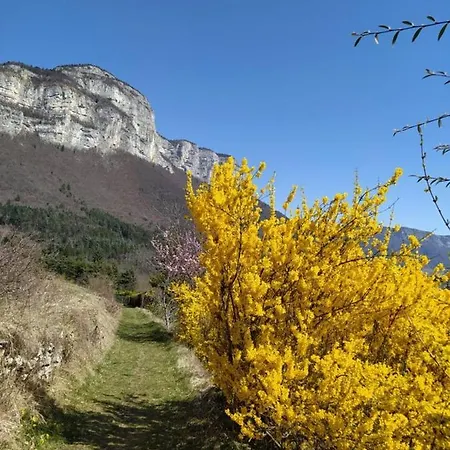 Au Pied De La Montagne Et Vue Imprenable