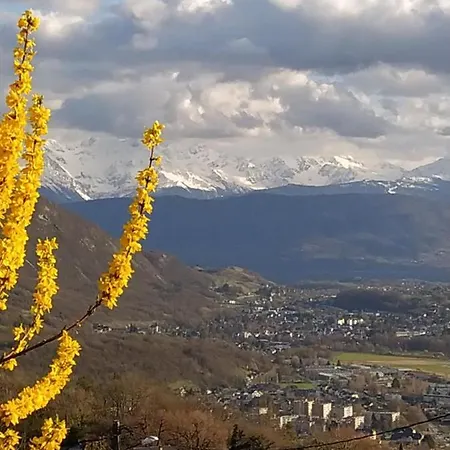 Au Pied De La Montagne Et Vue Imprenable